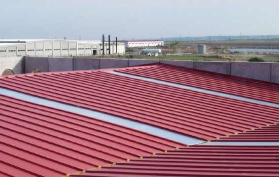 Cubierta metálica instalada en una nave industrial